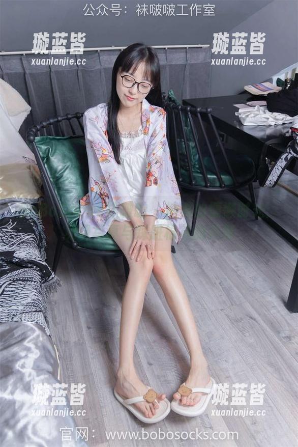 BoBoSocks袜啵啵 - 熊熊的慵懒时光：免费写真与踩脏棉袜的共舞