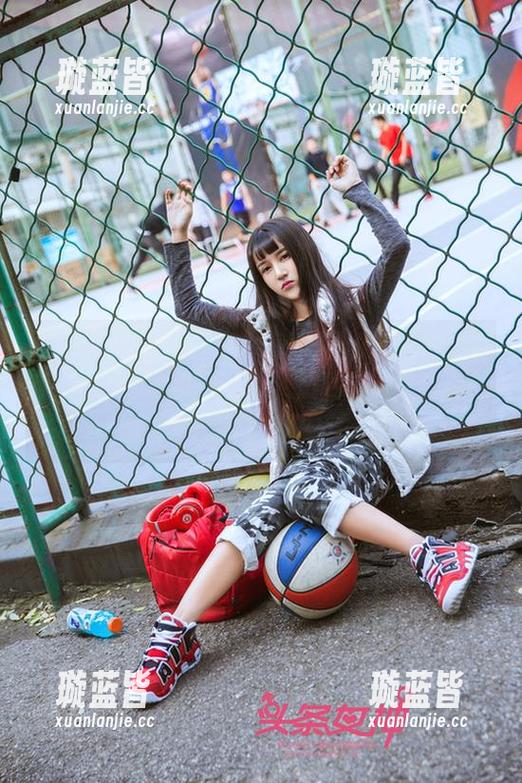 TouTiao头条女神 - 索菲娅的夏天写真更新，又要被她的新pose戳到心窝了，有时候真想学几招……