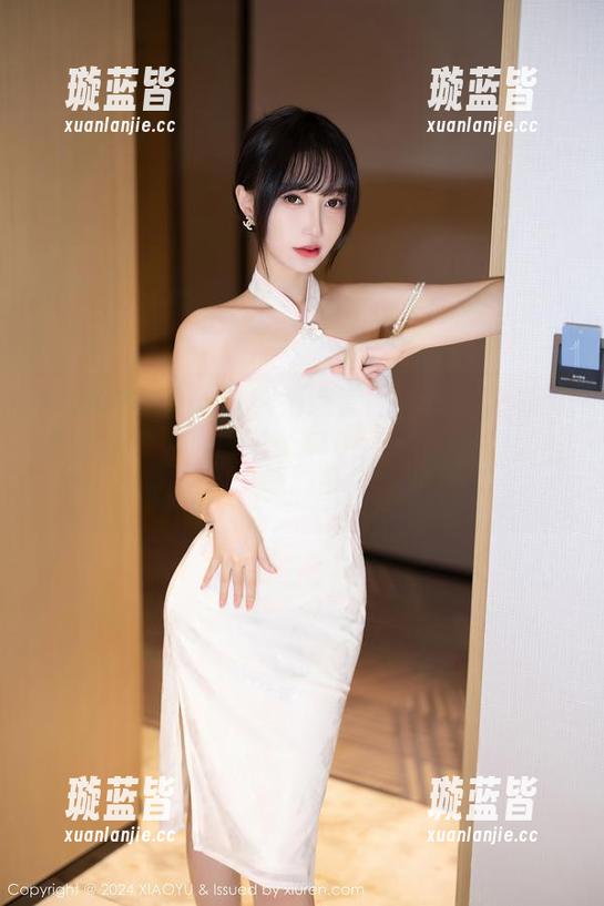 XIAOYU语画界 - 精选套图：这白色衫真该安静下来，但王馨瑶yanni却把它穿出了动感。