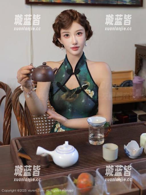 Xiuren秀人网 - 套装更新！Cris_卓娅祺的光影还真有魔力，难怪社交圈都在谈论。