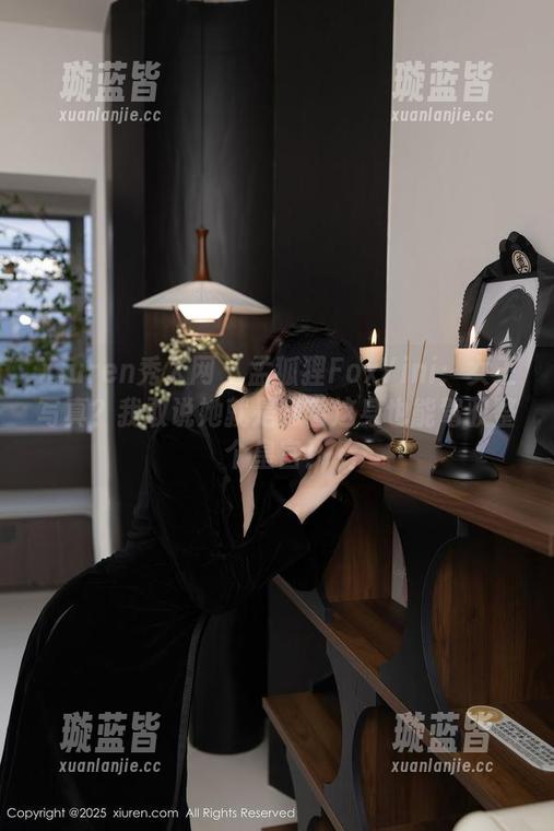 Xiuren秀人网 - 孟狐狸FoxYini：女王写真？我敢说她就是穿着这身也能驾驭整个皇宫！