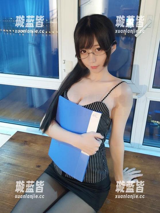 nagisa魔物喵的最新美图，粉色系让人想到了那种“甜得掉牙”的感觉。