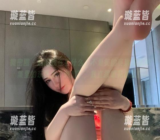 微密圈 - 别问我在看什么，不爱笑的赛琳高清图集里的东西太“刺激”，我直接眼花撩乱！