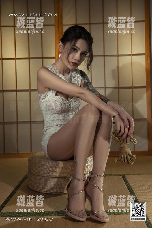 丽柜 - 学妹集体亮相，白云又把我们的“眼睛”给甩成了桃花眼！
