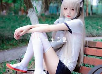 在五更百鬼的私拍中，学姐校服和调皮的眼神交织