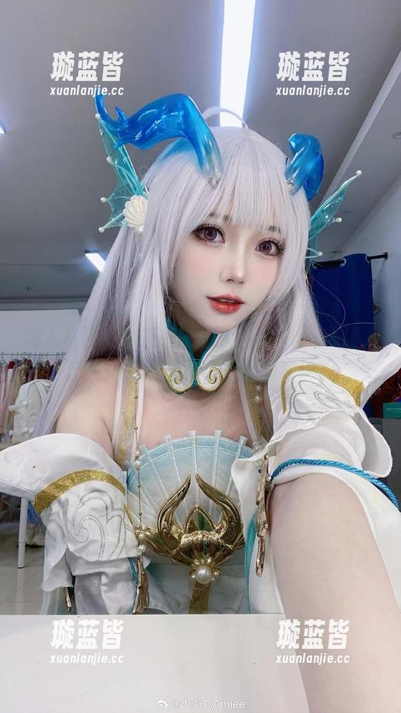 大肉丸Amiee 动人写真,穿着睡衣的大肉丸Amiee让人产生一丁点儿不务正业的冲动。
