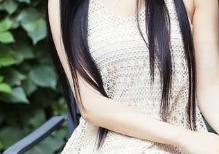 头条女神 – 在萌琪琪的白衬衫里找到你本不该寻找的画风。
