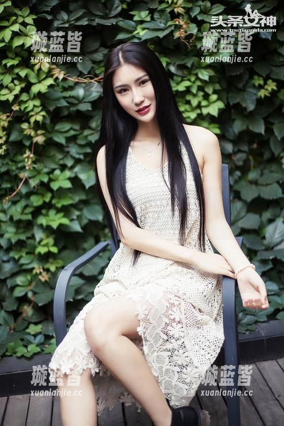 头条女神 - 在萌琪琪的白衬衫里找到你本不该寻找的画风。