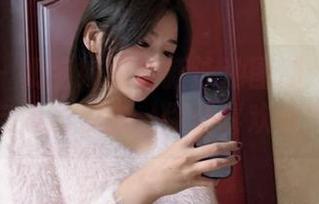微密圈 – 奶宝妹纸最新泳池图册：水的波动与她的姿态，你更喜欢哪个？