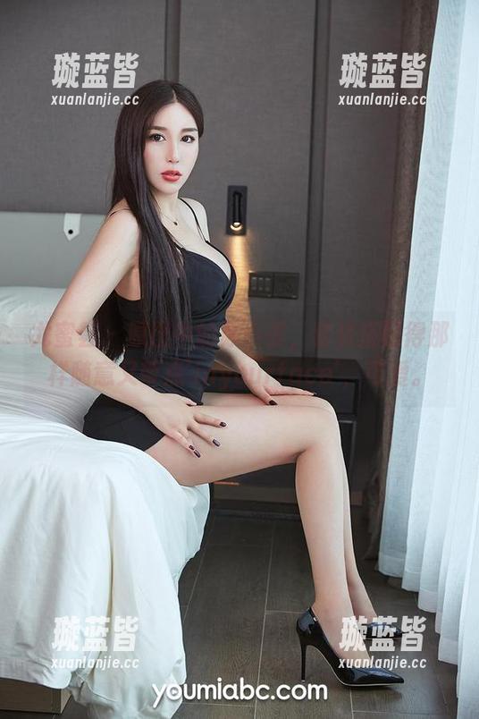 尤蜜荟 - 原图中的苏小曼，套装搭配得那样随意又带点'inyourface'，可爱。