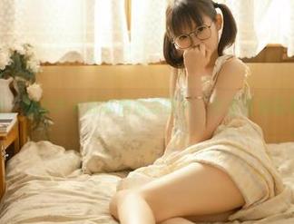 暖风吹来，幼水铃衣的私房泳装图片，胜似海浪轻轻拍打。