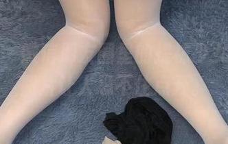 微密圈 – 微信朋友圈里的提袜少女，高清照片让人忍不住点开。