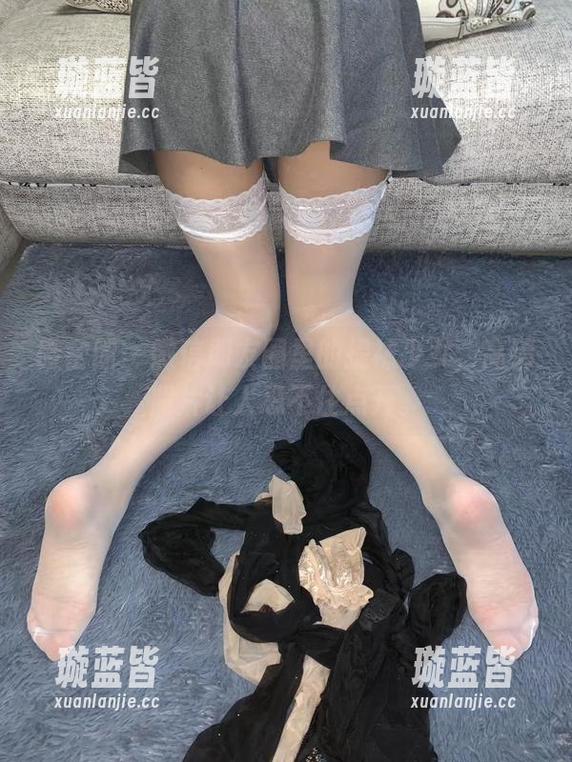 微密圈 - 微信朋友圈里的提袜少女，高清照片让人忍不住点开。