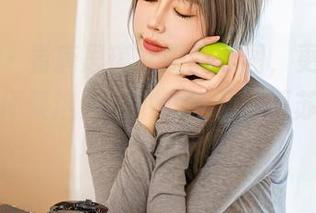 星颜社 – 看唐思琪礼服的原图，更新后反而让我怀疑这是不小心碰了玛丽苏的魔法板。