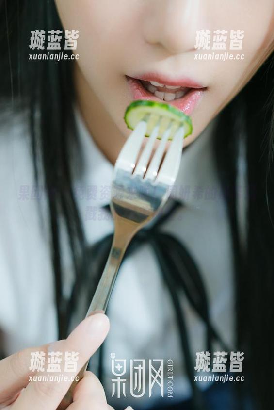 果团网 - 免费资源来啦！周妍希的吊带猛戳我的审美神经。