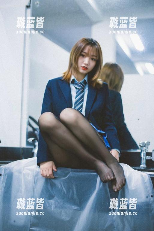 柒柒不可爱的白裙最新写真，典雅之中透着点小心机，怎么看都有些好奇。