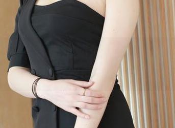 模范学院 – 看优优如何在免费图册里把抹胸礼裙和黑丝的搭配玩得溜！
