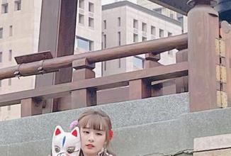 OL女郎B写真合集中的泥泥汝，时而严肃，时而俏皮，气质得让人流连忘返。