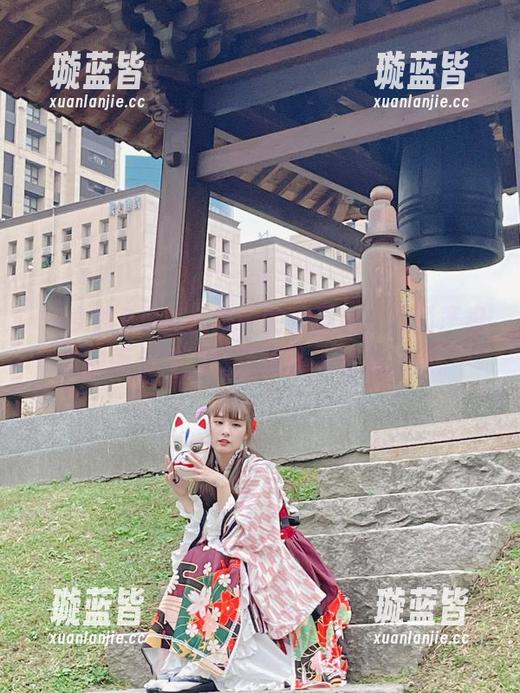 OL女郎B写真合集中的泥泥汝，时而严肃，时而俏皮，气质得让人流连忘返。
