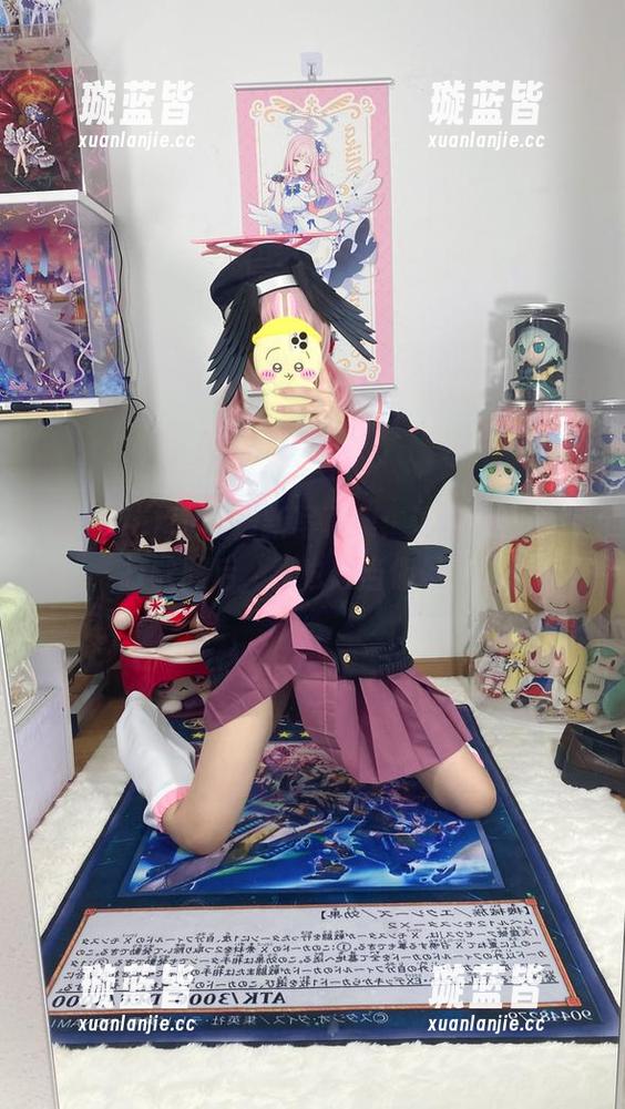 白栎Shirly的最新写真集：试穿藤田琴音打歌服后，我也想当偶像了！