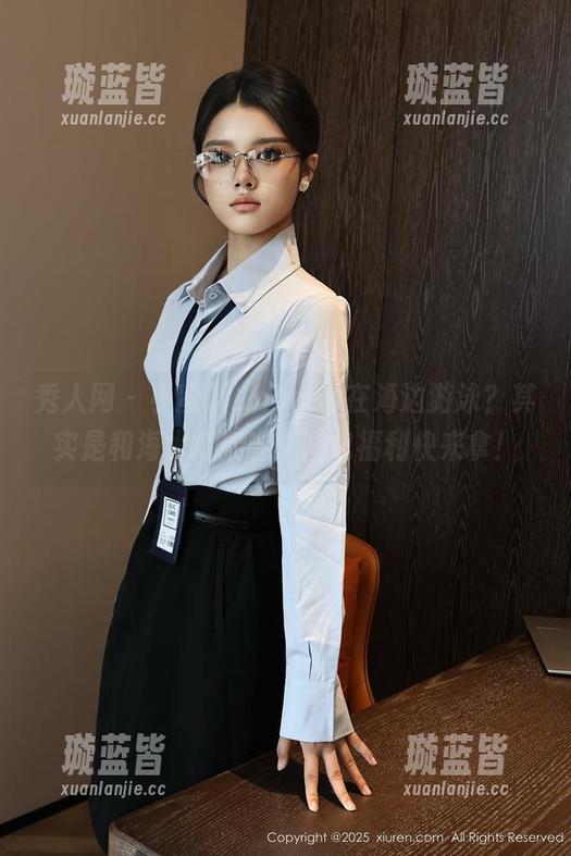 秀人网 - 小蛮妖_honey在海边游泳？其实是和海水打架啦，图包福利快来拿！