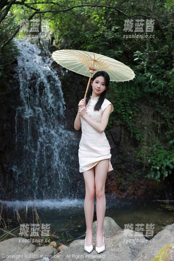 秀人网 - 学姐别跑！月野兔美妞的全套图包躲在这儿哦