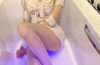 哇，米线线sama私拍的新试色！白裙子一出，整个照片都带着淡淡的甜蜜感。