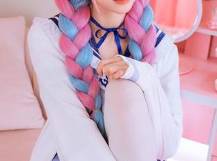 高清绮太郎展现的和服少女们，个个都显得那么…恬静，像是午后茶会的主角。