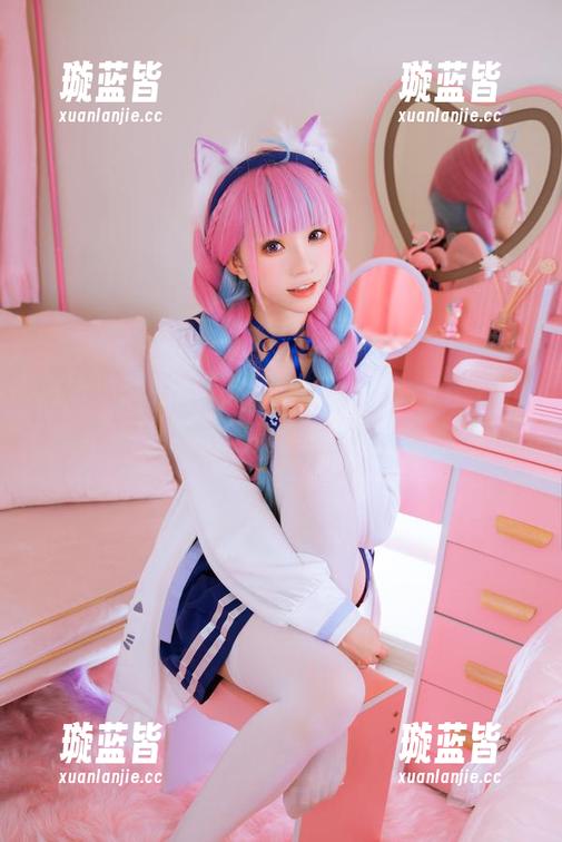 高清绮太郎展现的和服少女们，个个都显得那么…恬静，像是午后茶会的主角。