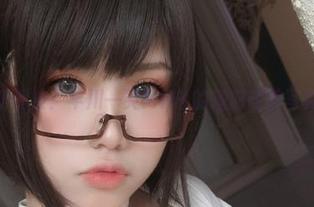 夜晚小调皮：芊川一笑MNK的睡前甜美写真福利