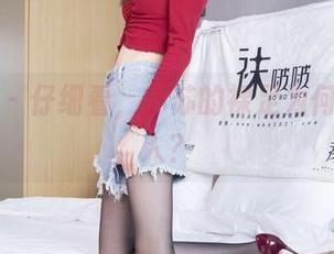 袜啵啵 – 仔细看，苏苏的裸足为何如此迷人？