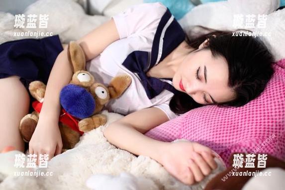 轰趴猫 - 我在想，温心怡的定制服装图片算不算是时尚的一个新定义呢？