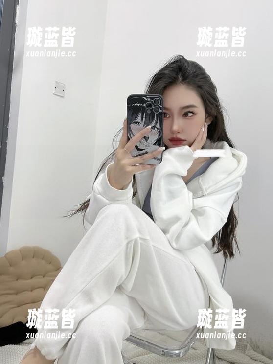 微密圈 - 图集中陈佩奇的黑丝写真，可能是打开新世界的钥匙哦，不过单纯凹造型而已！