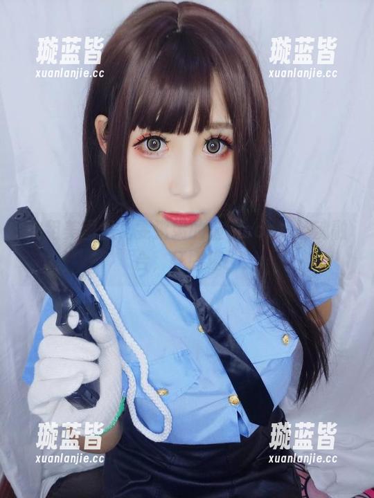 这组美图里，雯粥粥的腿和cos角色魂融合，狂撒糖！