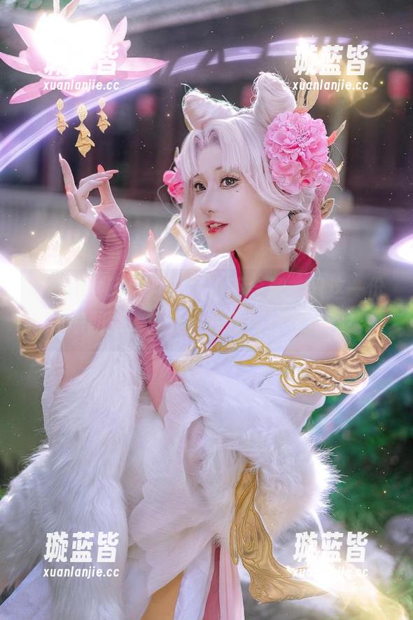 福利不会飞，连衣裙也不会溜，只这一份独家图集，露儿大魔王等你来审阅！