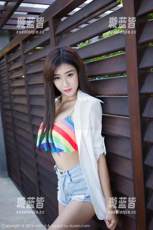 魅妍社 - 夏倪可ella在泳池里，百无聊赖的早午餐变成了一场高清写真秀！