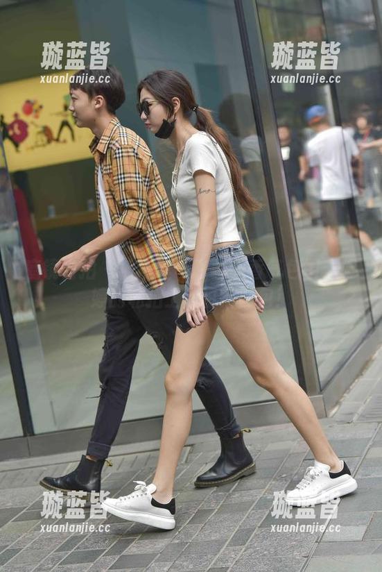 魔镜街拍 - 被黑丝与咖啡的香气包围：婷婷的私拍工作日常图包！