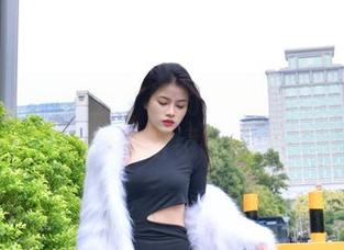 魔镜街拍 – 商业广场的定制：萌宝儿包臀裙肉丝与哈哈镜的终极组合