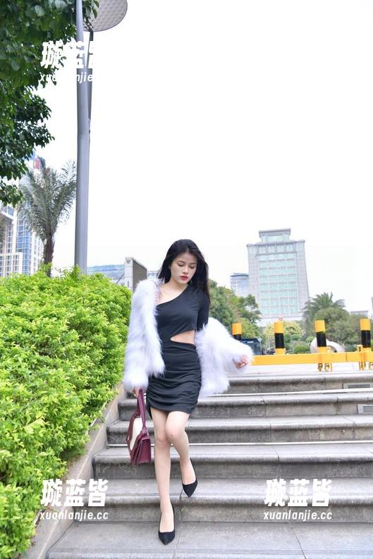 魔镜街拍-萌宝儿 魔镜街拍 - 商业广场的定制:萌宝儿包臀裙肉丝与哈哈镜的终极组合