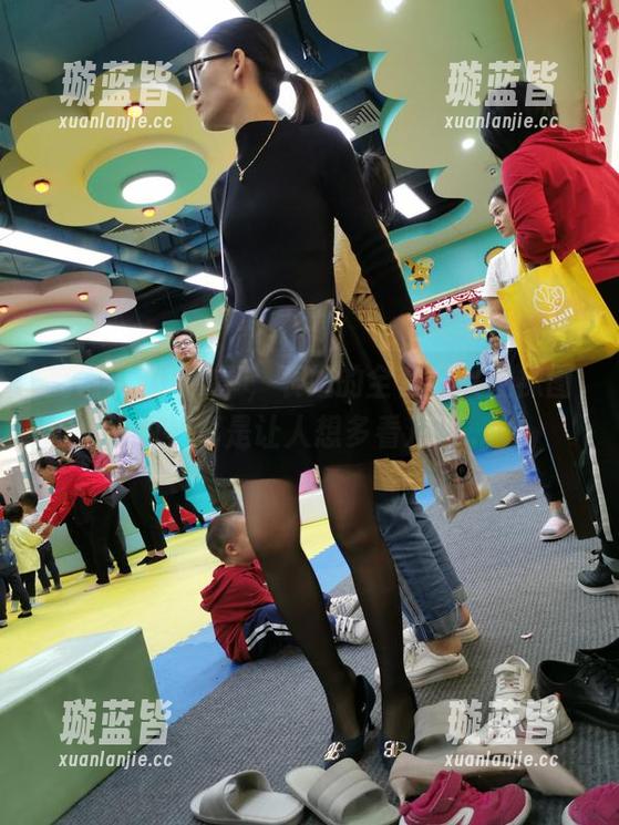 魔镜街拍出囧事，表姐的全套开叉丝袜图包，真是让人想多看几遍...